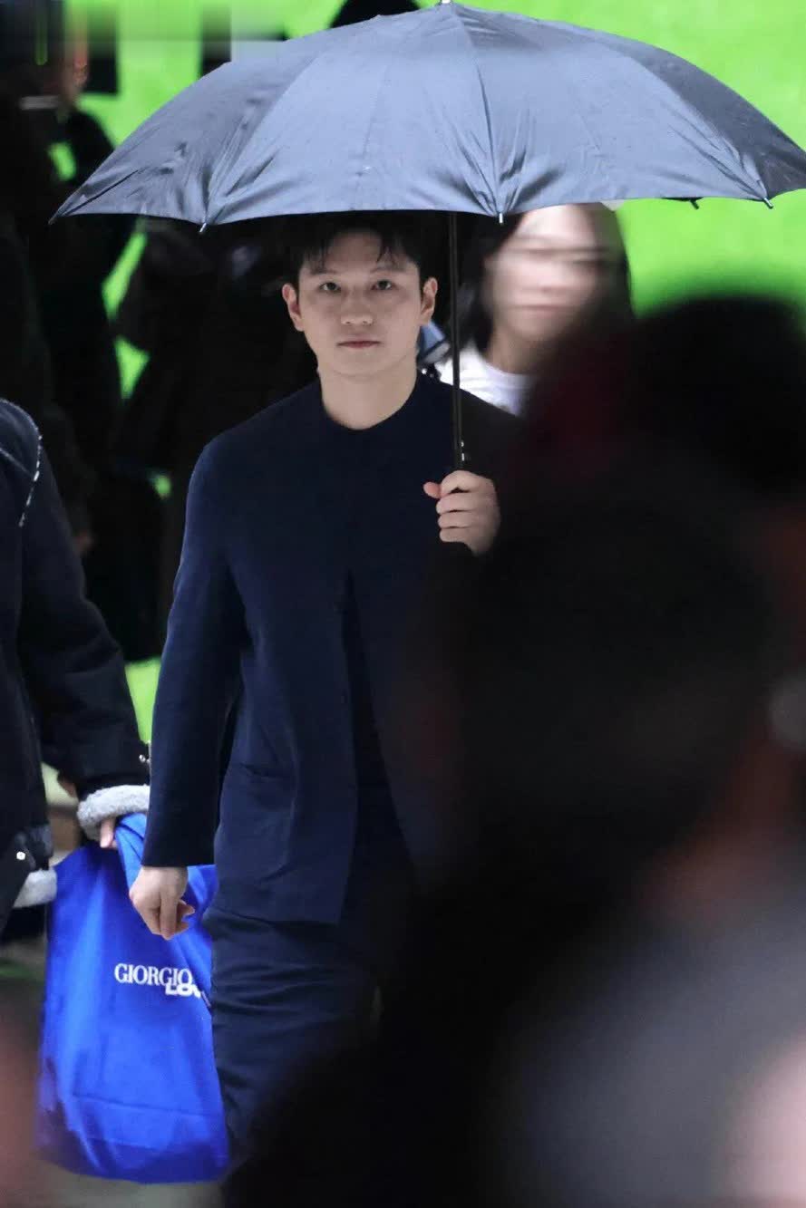 更是在国际, 显绅士儒雅, 代表